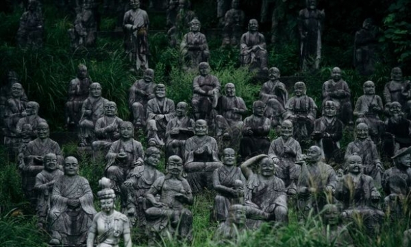 Ngôi làng ‘kỳ quái’ với hàng trăm bức tượng khiến khách du lịch phải ‘rùng mình’